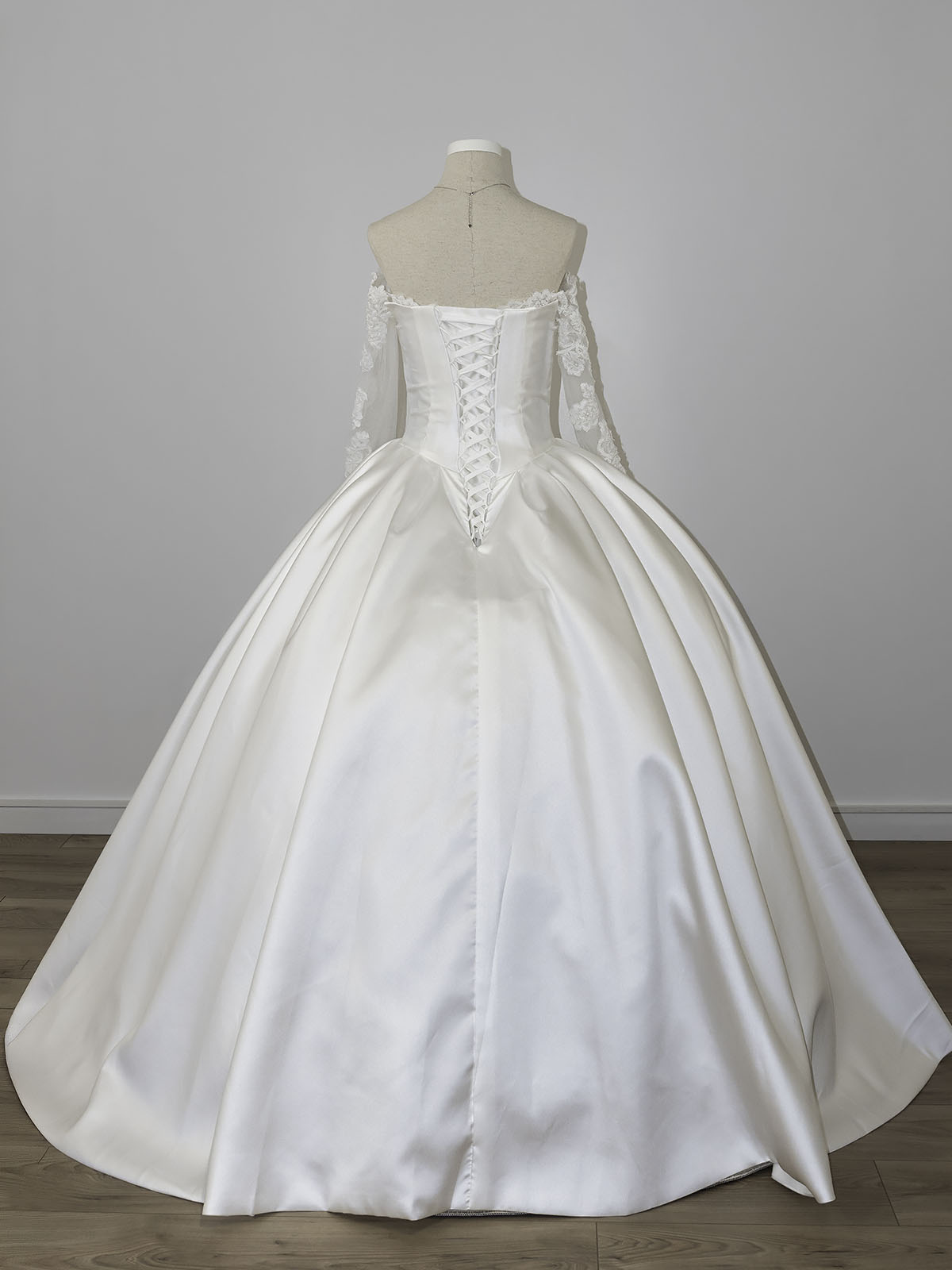 Robe de mariée Ivoire avec jupon et manches de dos