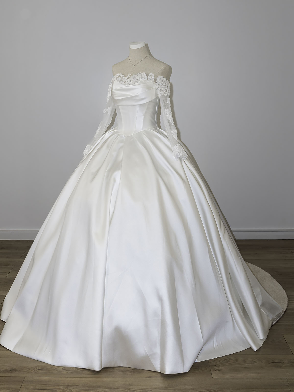 Robe de mariée Ivoire avec jupon et manches